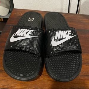 NIKE SLIDES